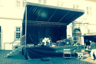 Aufbau des Bühnenanhängers zum mieten in Koblenz